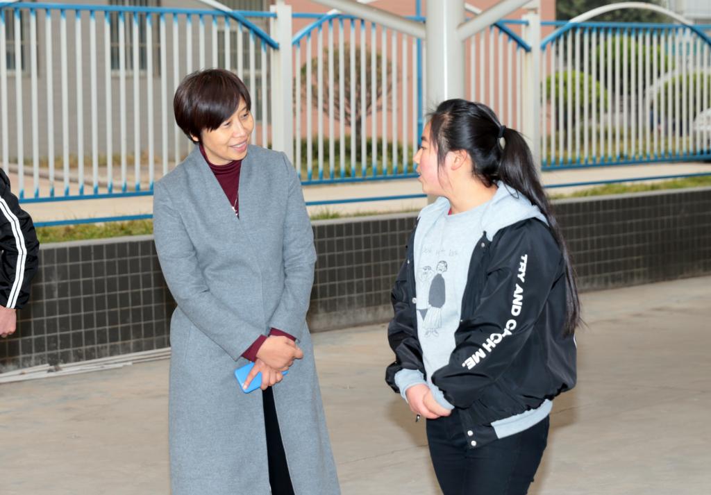 院长张晓云与刚参加玩面试的考生交流