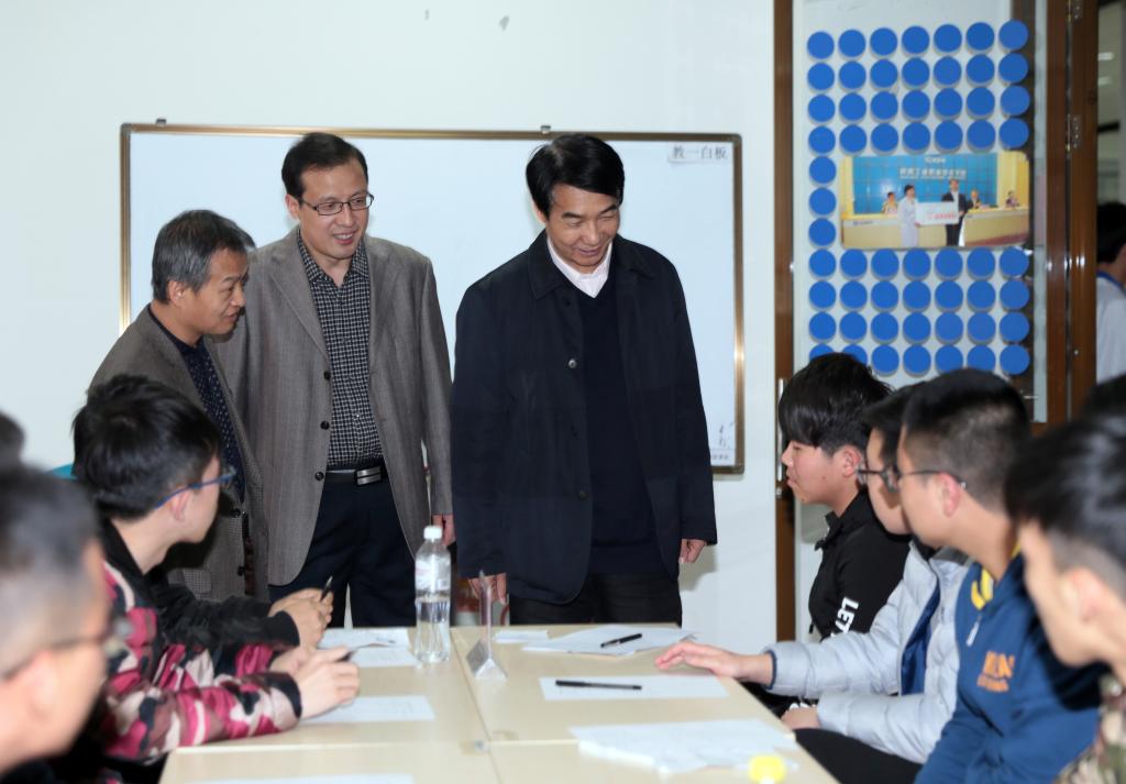 党委书记崔岩在侯考室与考生交流