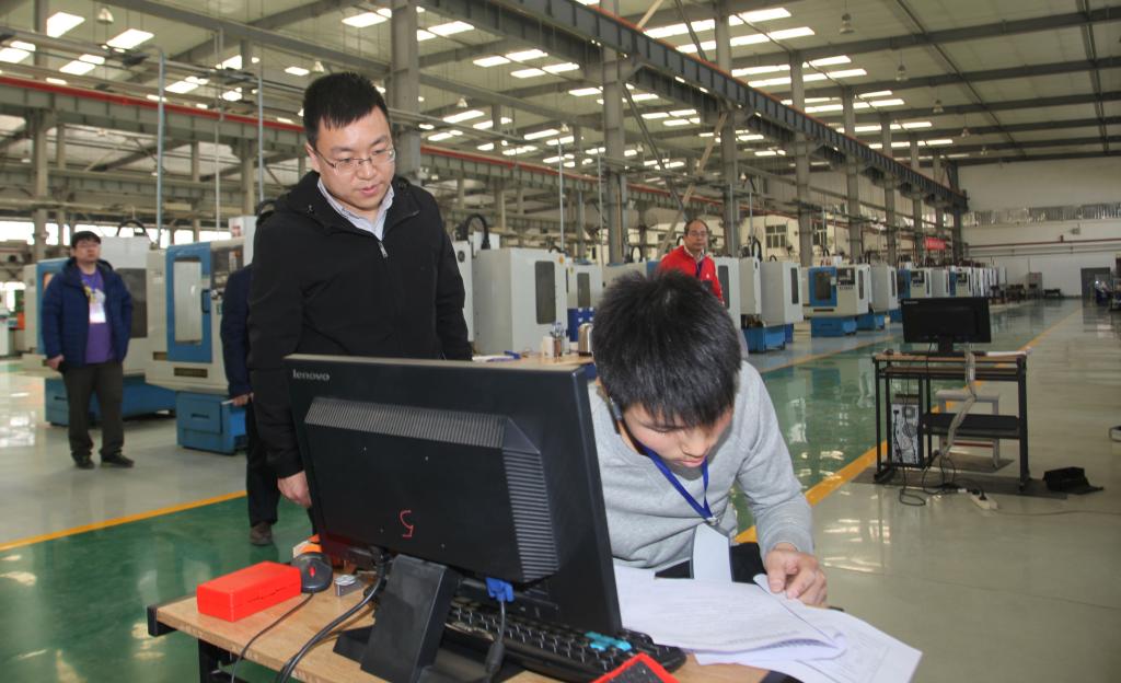 何玉麒副处长了解参赛选手现场比赛情况